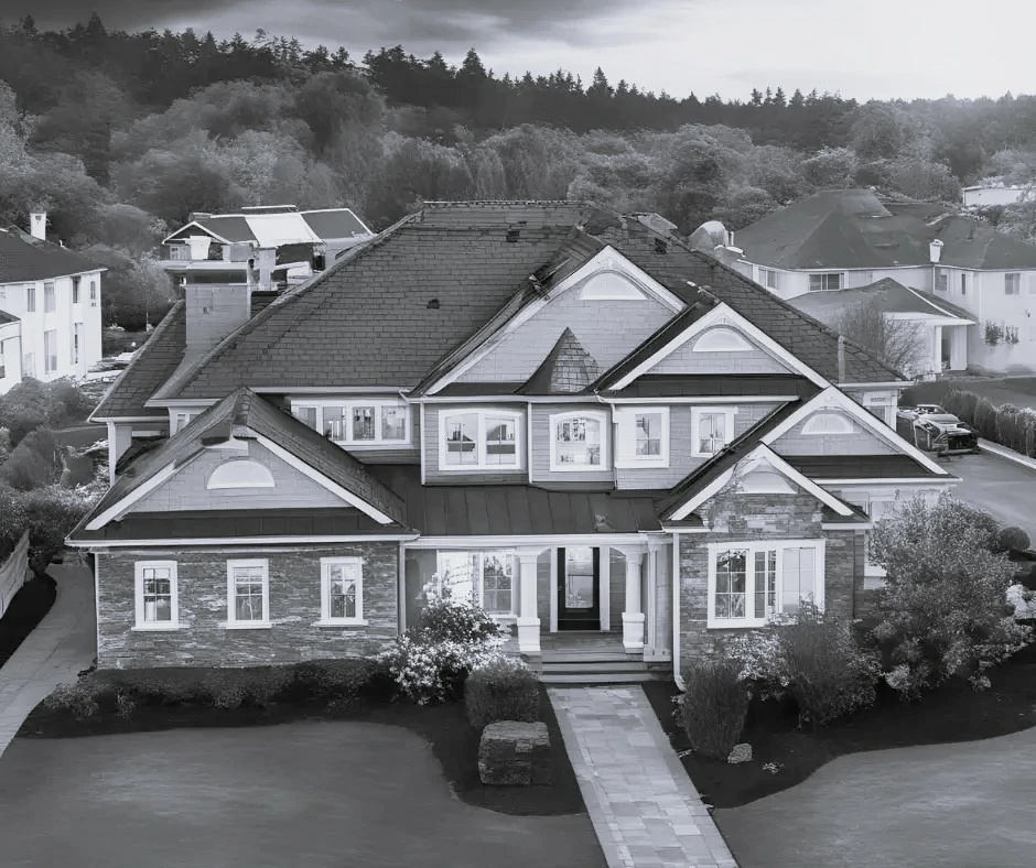 Maison de style colonial avec toiture à pignons et fenêtres en arche — DB France Invest, investissement immobilier